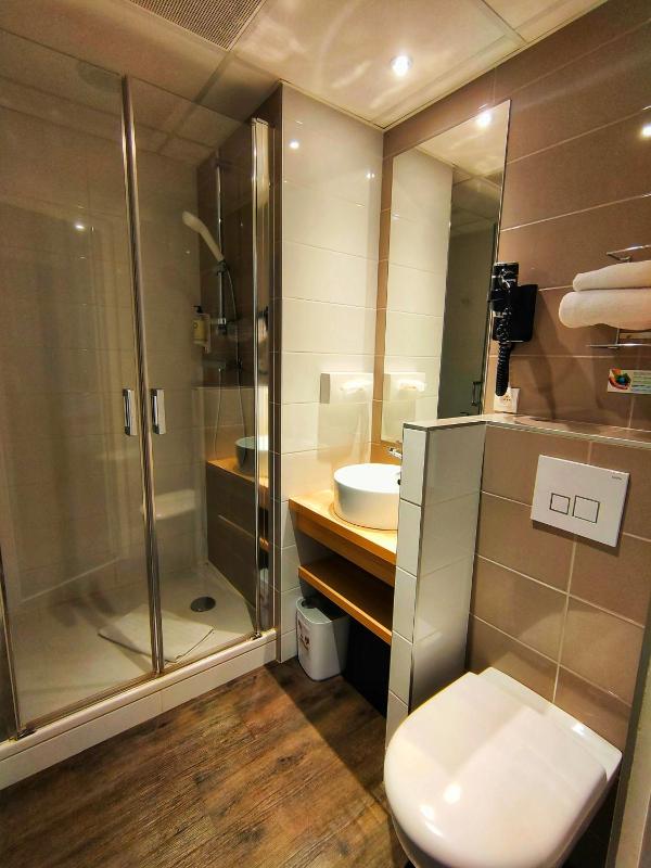 Standard Double Room image 4