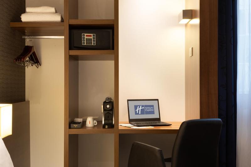 Standard Queen Room image 1