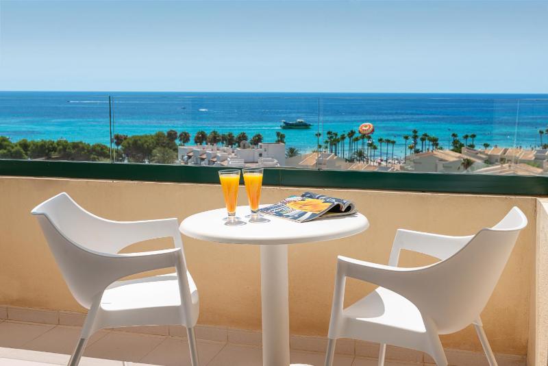 Twin Room with Balcony and Sea View image 4