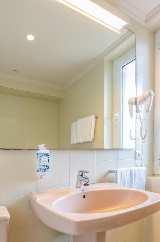 Double Room with Balcony image 2