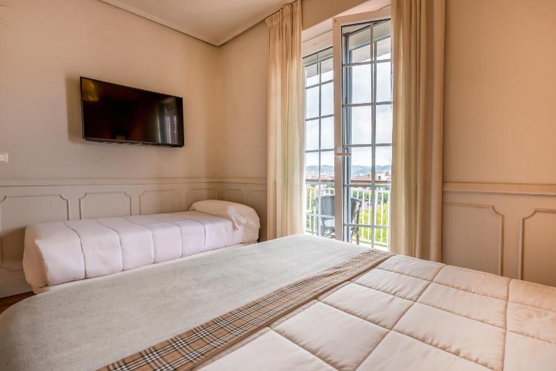 Double Room with Balcony image 3