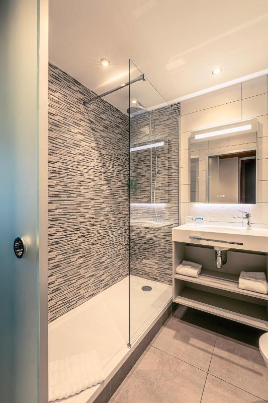 Comfort Double Room with Pool View image 2