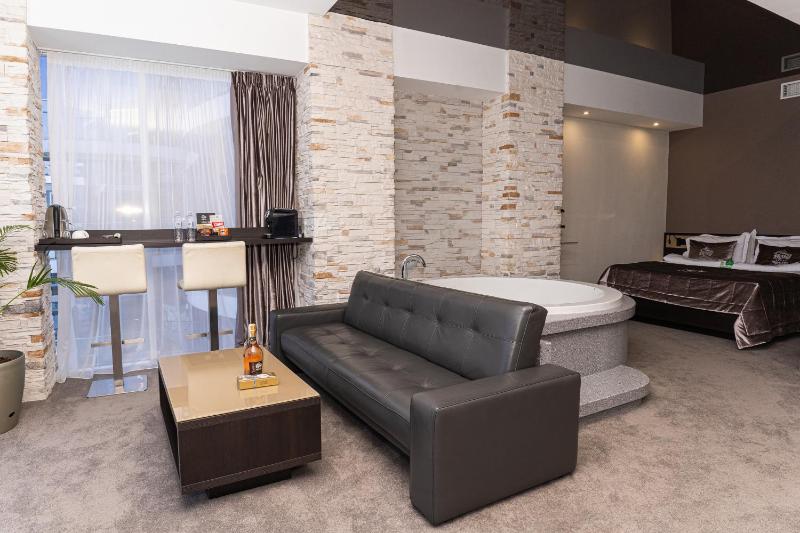 Suite, Sea View image 4