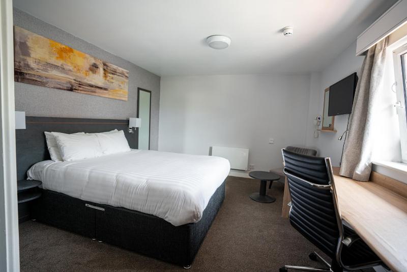 Classic Double Room image 3