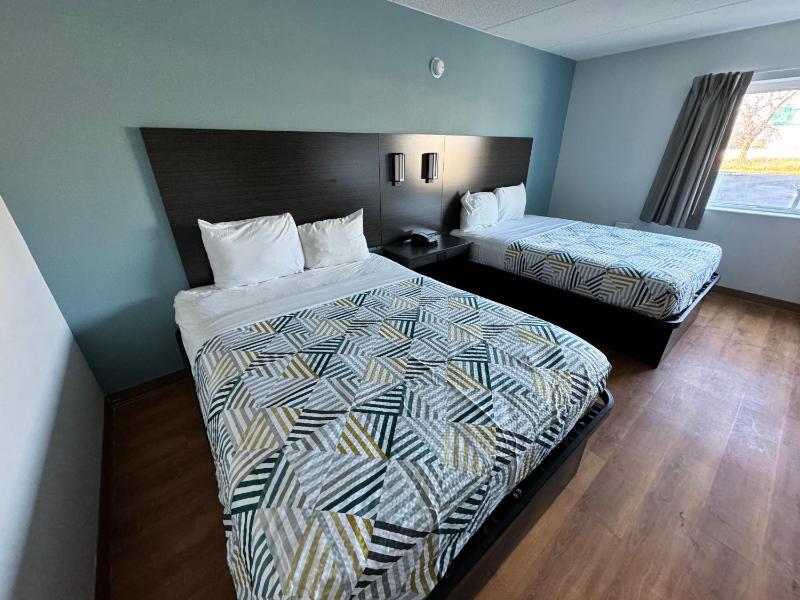 Queen Room with Two Queen Beds - Smoking image 4