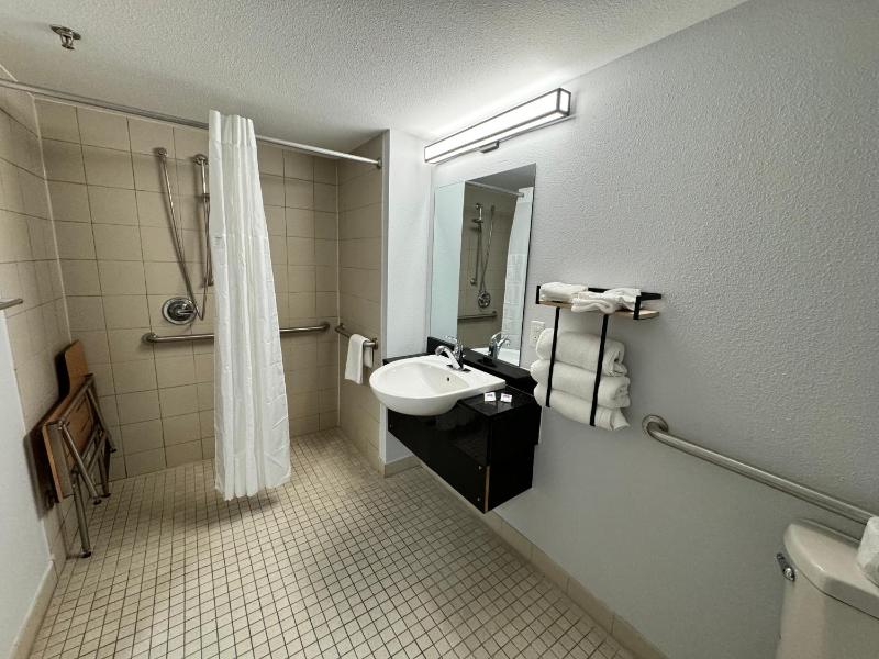 King Room with Roll-in Shower - Disability Access - Non-Smoking image 2