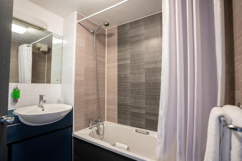 Classic Double Room image 4