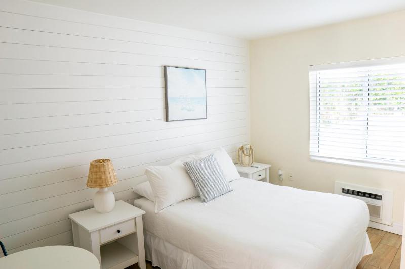 Basic Double Room image 3