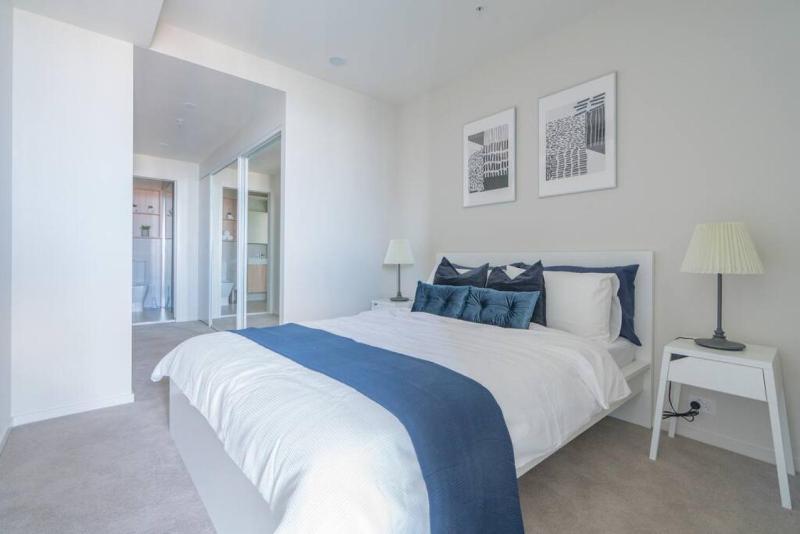 Stunning 1BD Haven with Panoramic City Views - image 11