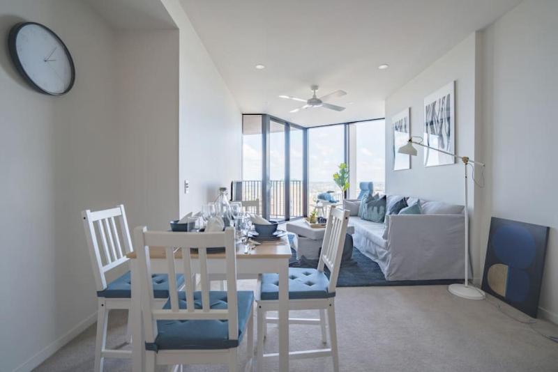 Stunning 1BD Haven with Panoramic City Views - image 4