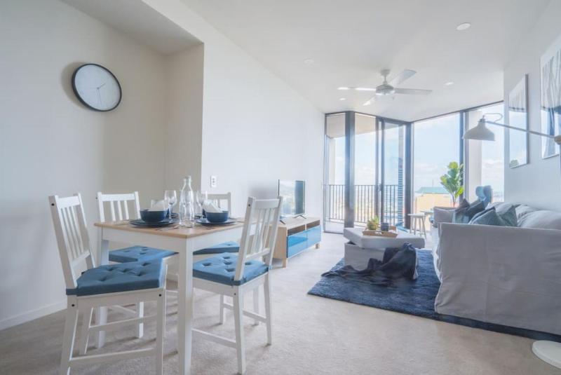 Stunning 1BD Haven with Panoramic City Views - image 5