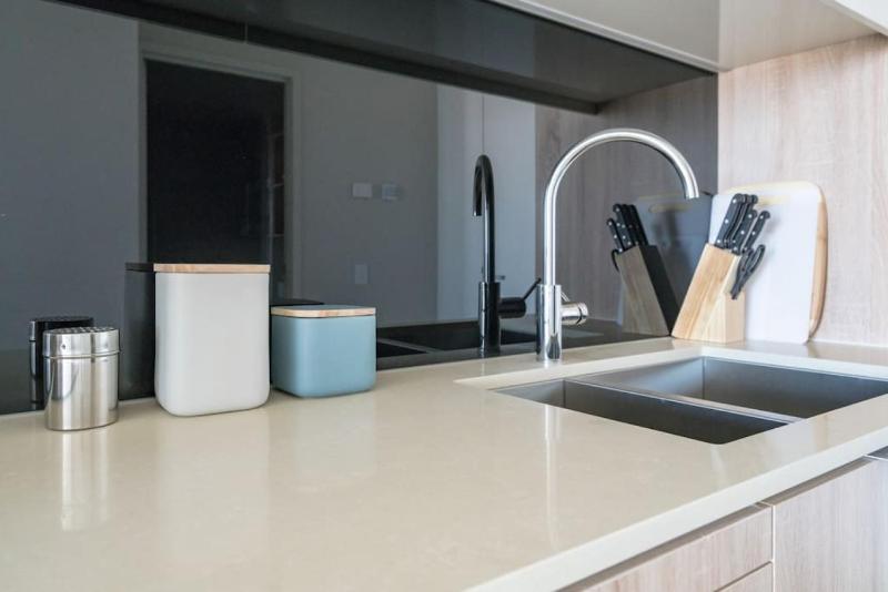 Stunning 1BD Haven with Panoramic City Views - image 3