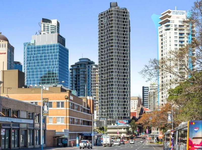 Stunning 1BD Haven with Panoramic City Views - image 6