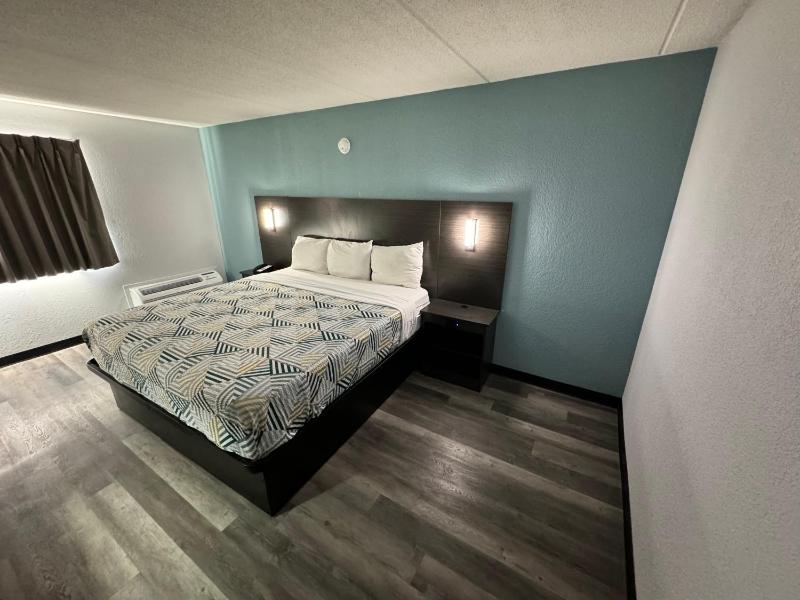 Deluxe King Room - Non-Smoking image 4