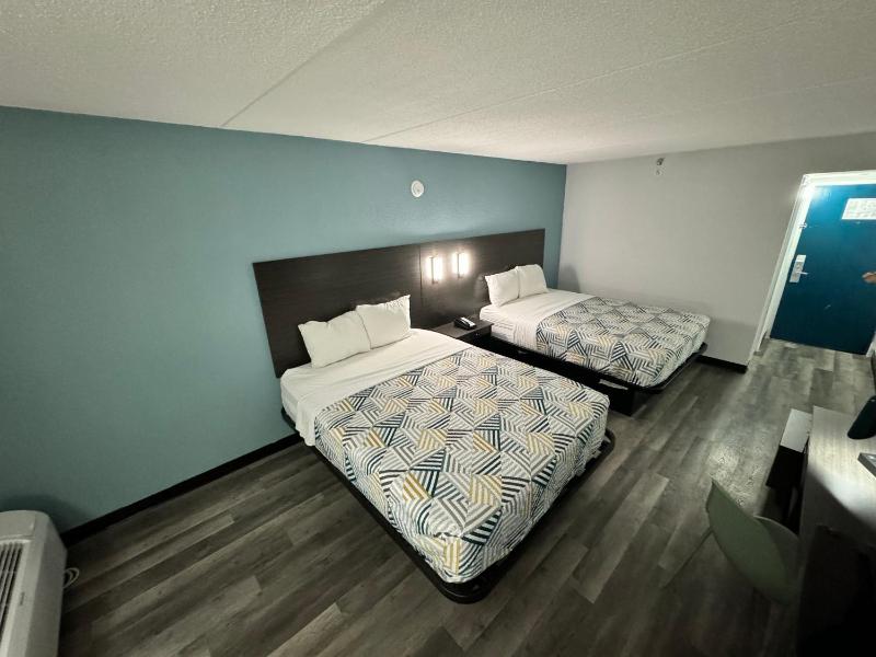 Deluxe Queen Room with Two Queen Beds - Non-Smoking image 4