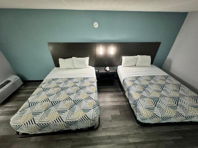 Deluxe Queen Room with Two Queen Beds - Non-Smoking image 2