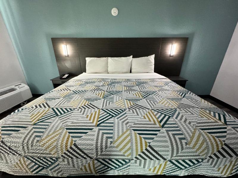 Deluxe King Room - Non-Smoking image 2