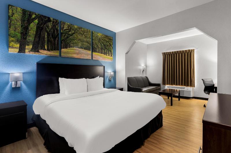 One Room Suite with Sofa bed/Roll-In Shower - Disability Access/Non Smoking image 3