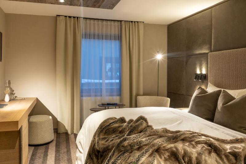 Junior Double Room image 3