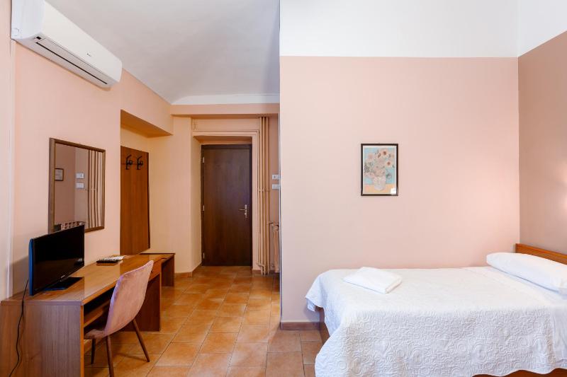Double Room image 2