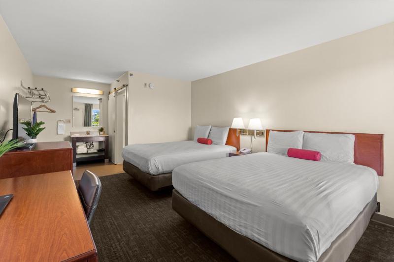Queen Room with Two Queen Beds image 2