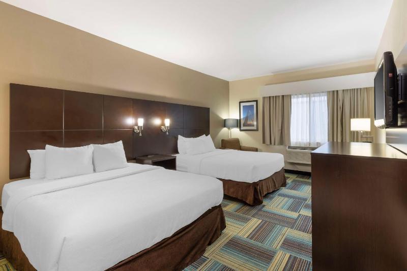 Queen Room with Two Queen Beds - Disability Access image 4