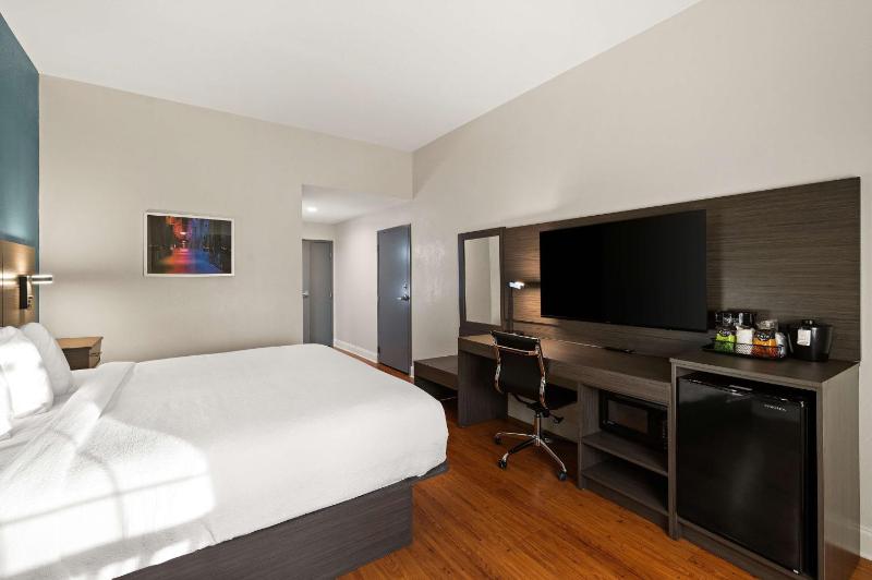 King Room with Roll-In Shower - Disability Access/Non-Smoking image 4