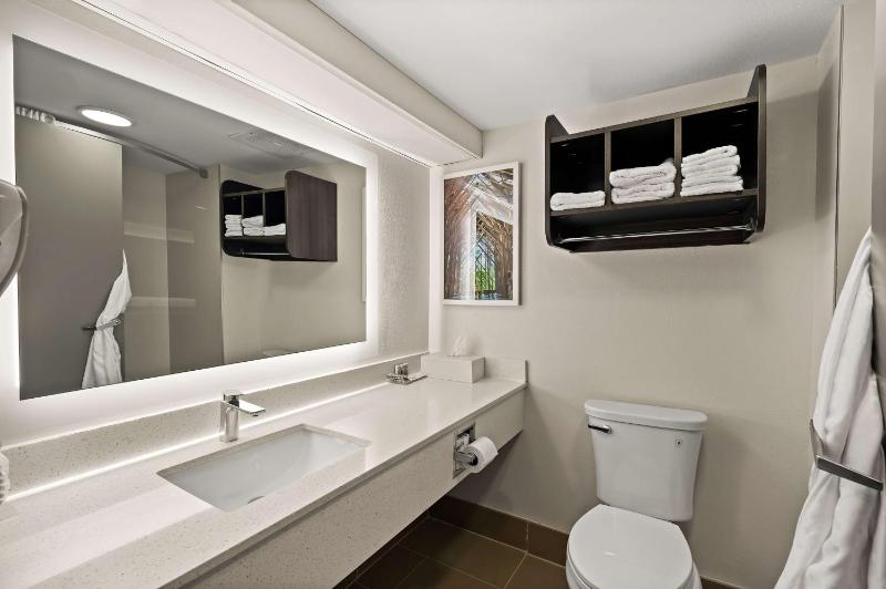 Queen Room with Two Queen Beds - Non-Smoking image 2