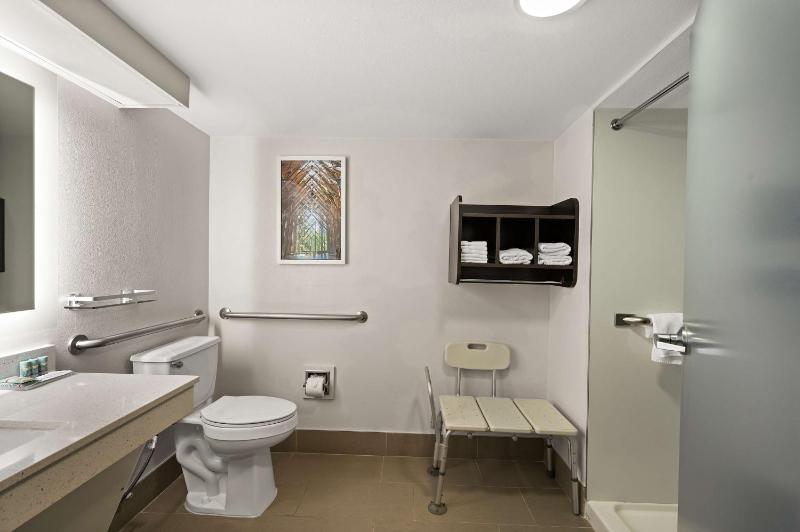 King Room with Walk-In Shower - Disability Access/Non-Smoking image 3