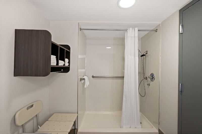 King Room with Walk-In Shower - Disability Access/Non-Smoking image 2