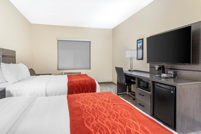 Deluxe Queen Room with Two Queen Beds - Non-Smoking image 3