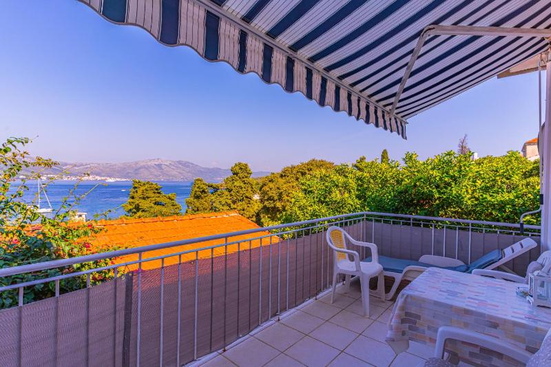 One-Bedroom Apartment with Terrace and Sea View image 3