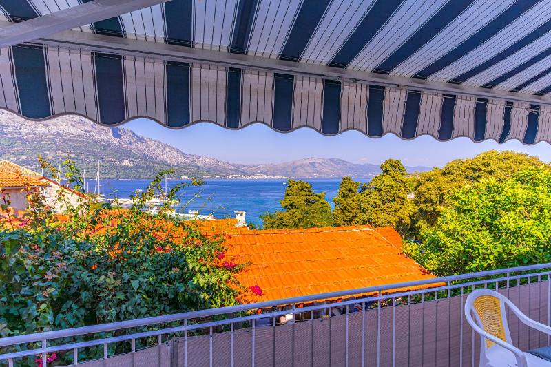 One-Bedroom Apartment with Terrace and Sea View image 2