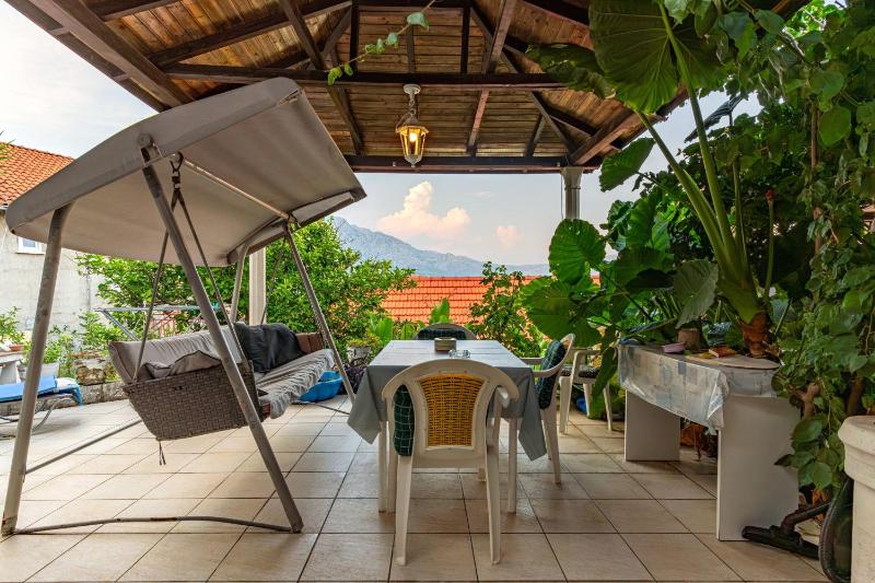 One-Bedroom Apartment with Terrace and Sea View image 3