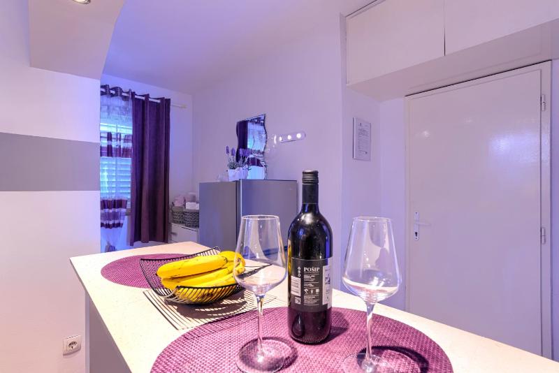 One-Bedroom Apartment with Terrace and Sea View image 4