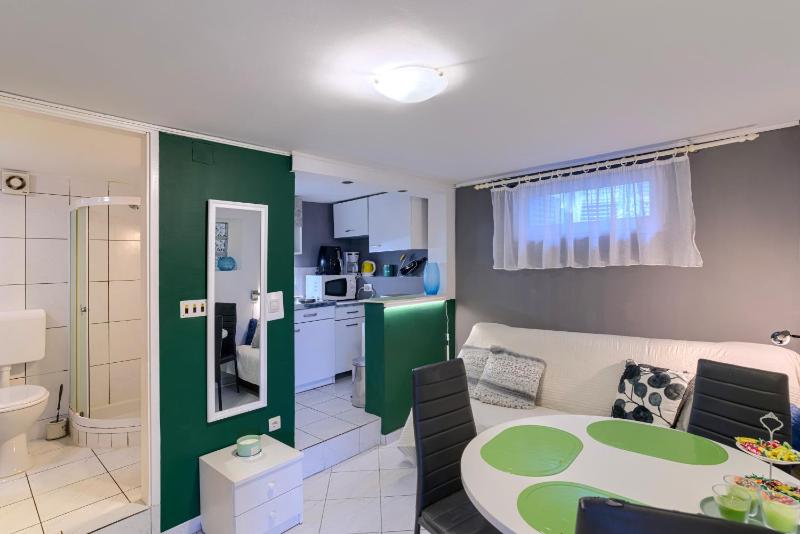 One-Bedroom Apartment with Terrace and Sea View image 4
