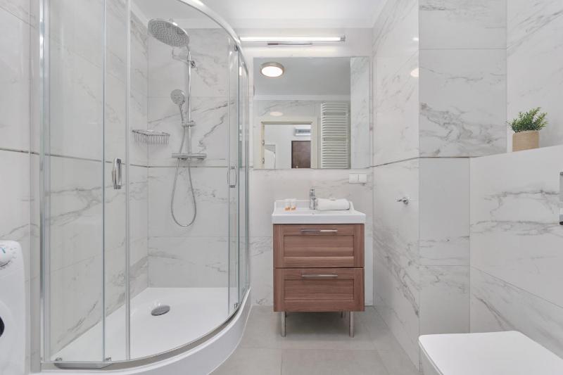 Piłsudskiego Stylish Apartment by Noclegi Renters - image 3