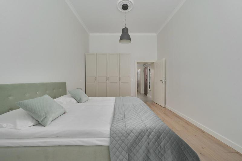 Piłsudskiego Stylish Apartment by Noclegi Renters - image 14