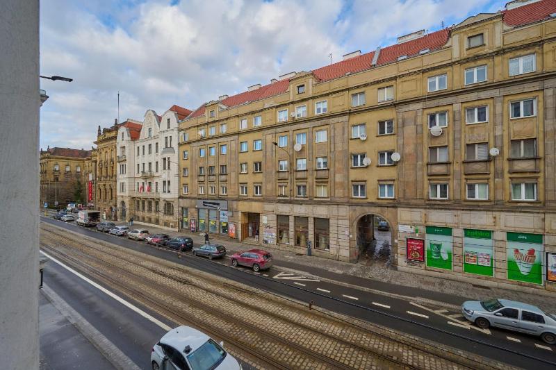 Piłsudskiego Stylish Apartment by Noclegi Renters - image 6