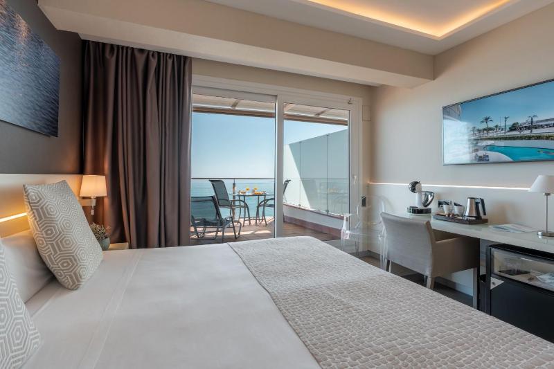 Superior Double or Twin Room with Sea View image 4