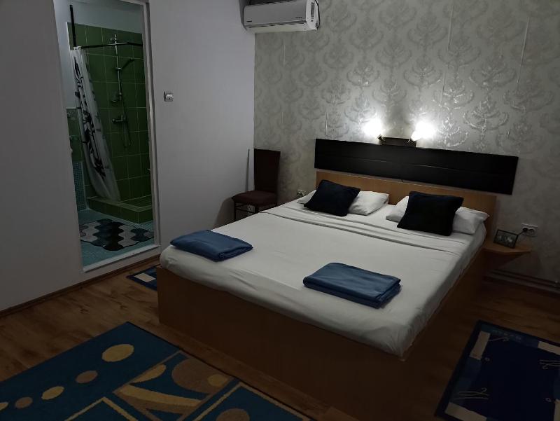 Double Room image 3