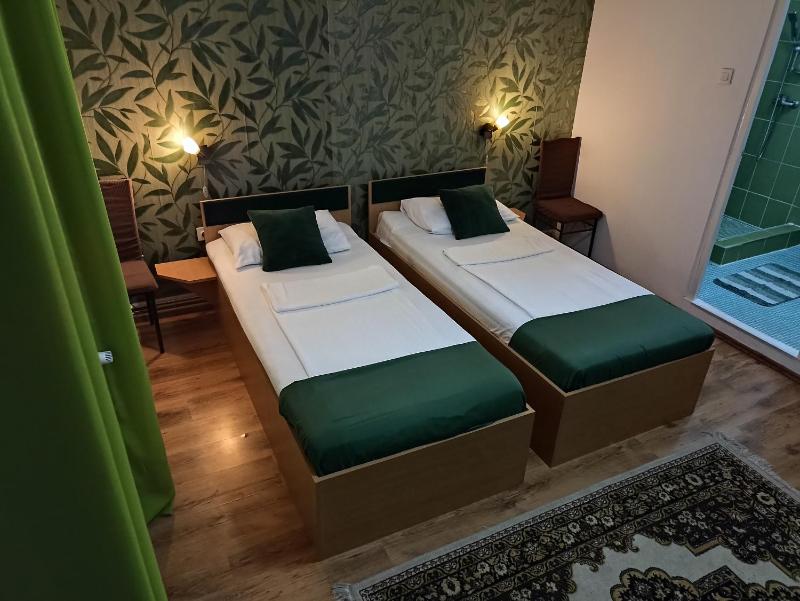 Twin Room image 3