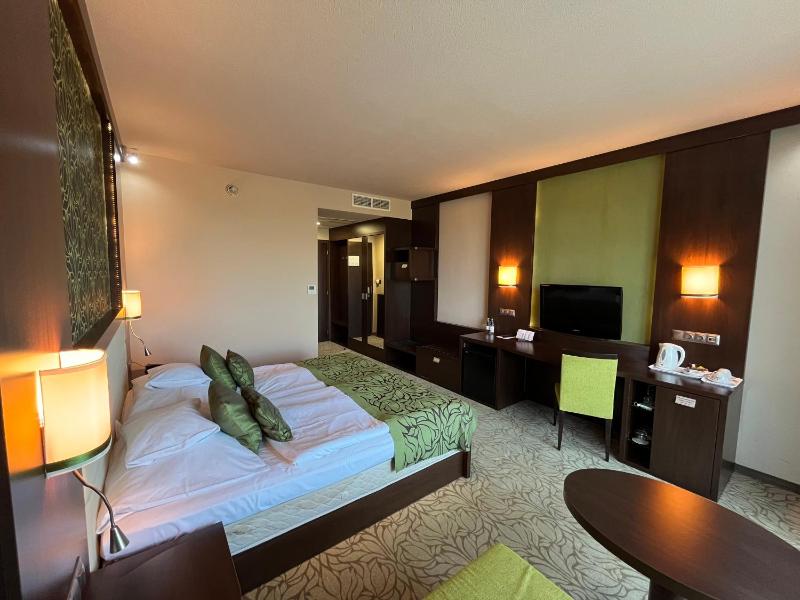 Deluxe Double Room with Balcony image 1