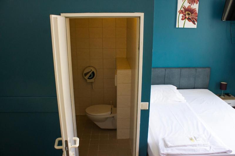 Single Room image 4