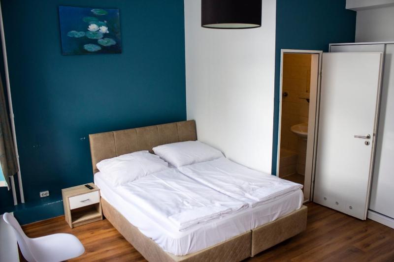 Twin Room image 4