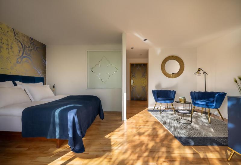 Superior Double Room with Balcony image 4