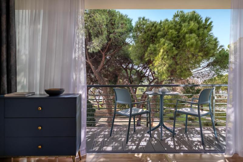 Deluxe Double Room with Balcony image 3