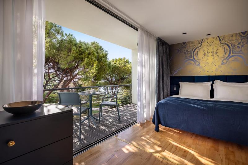 Superior Double Room with Balcony image 1