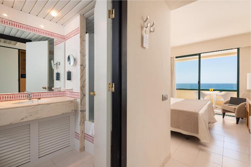 Twin Room with Balcony and Sea View image 3