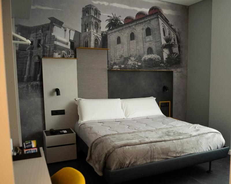 Double Room image 3